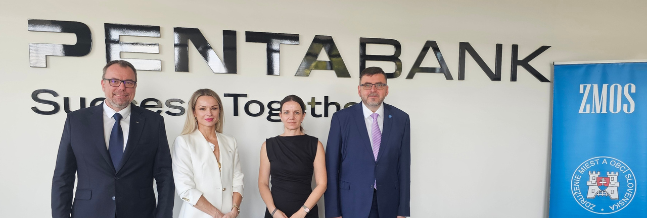 Štyria ľudia stoja pred logom Penta Bank a bannerom ZMOS.